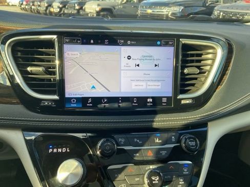 Used 2022 Chrysler Pacifica Limited image 21