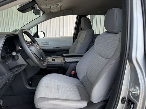 Used 2025 Toyota Sienna LE FWD image 26