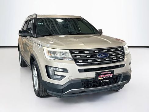 Used 2017 Ford Explorer XLT w/ Equipment Group 202A AWD/4WD image 3