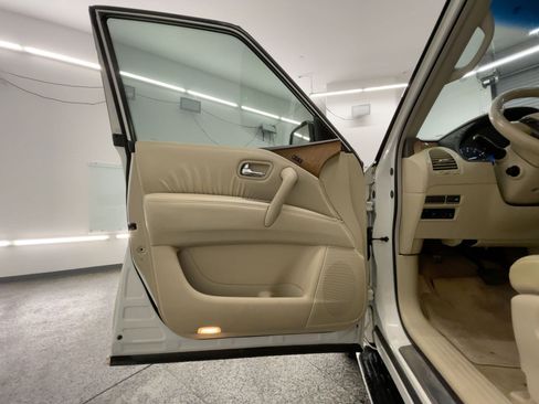 Used 2011 INFINITI QX56 4WD w/ Theater Pkg image 17