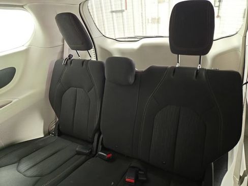 Used 2017 Chrysler Pacifica LX FWD image 16