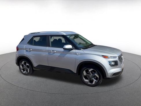 Used 2025 Hyundai Venue SEL FWD image 2
