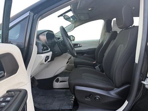 Used 2022 Chrysler Voyager LX image 10