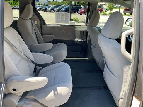 Used 2017 Toyota Sienna LE AWD/4WD image 36