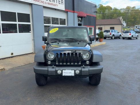 Used 2015 Jeep Wrangler Unlimited Rubicon w/ Connectivity Group AWD/4WD image 3