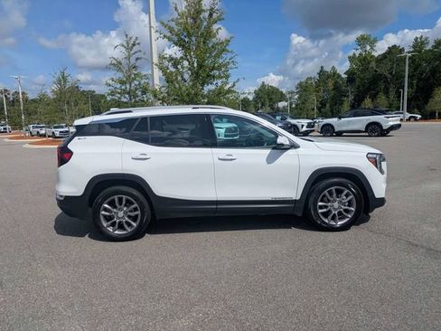Used 2024 GMC Terrain SLT FWD image 2