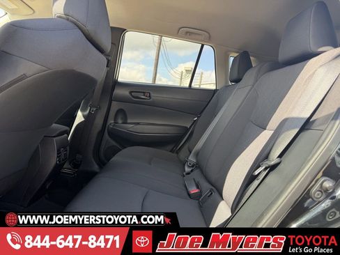 Used 2025 Toyota Corolla Cross LE image 28