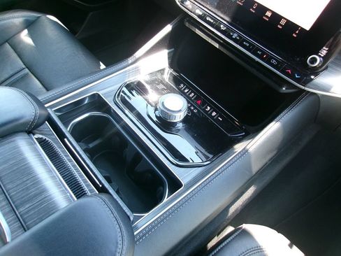 Certified 2024 Jeep Wagoneer L Series II w/ Flexible Seating Group AWD/4WD image 16