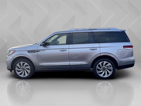 Used 2024 Lincoln Navigator Premiere image 8