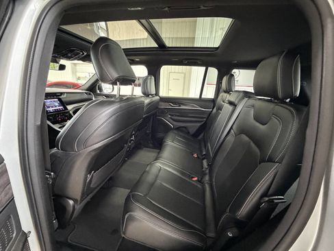 Used 2022 Jeep Grand Cherokee Overland AWD/4WD image 17