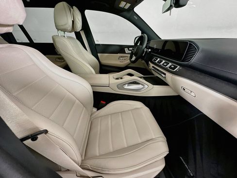 Used 2026 Mercedes-Benz GLS 580 4MATIC image 32