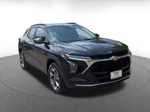 Used 2025 Chevrolet Trax LT FWD image 3