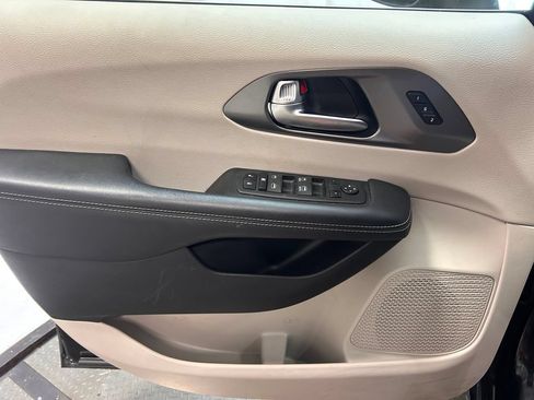 Used 2023 Chrysler Pacifica Touring-L FWD image 4