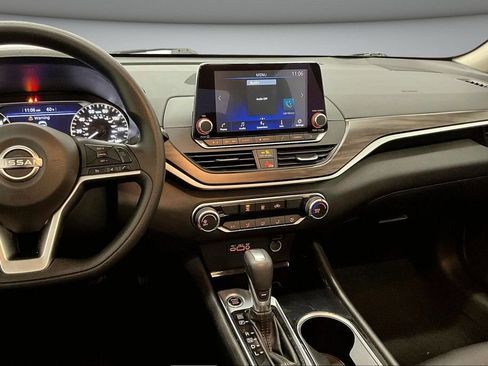 Used 2024 Nissan Altima 2.5 SV FWD image 9