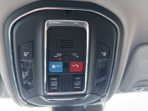 Used 2024 Jeep Grand Cherokee Laredo X image 68