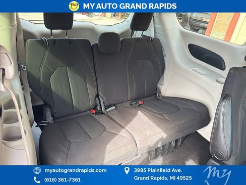 Used 2020 Chrysler Pacifica Touring w/ Cold Weather Group FWD image 23
