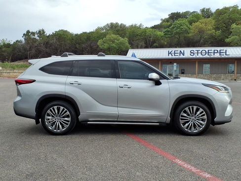 Used 2021 Toyota Highlander Platinum image 2