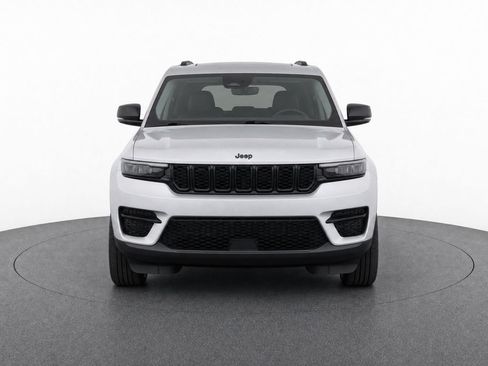 Used 2025 Jeep Grand Cherokee Altitude RWD image 8