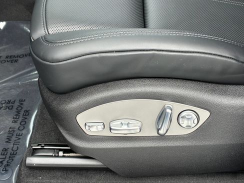 Certified 2026 Porsche Macan AWD/4WD image 26