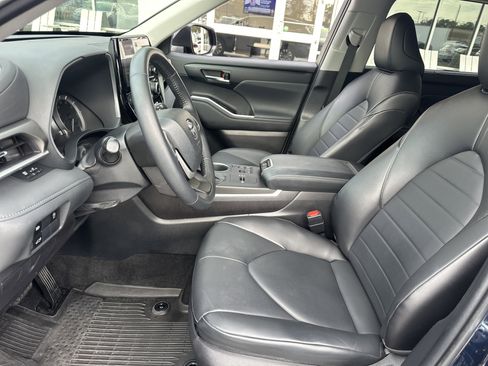 Used 2023 Toyota Highlander XLE image 10