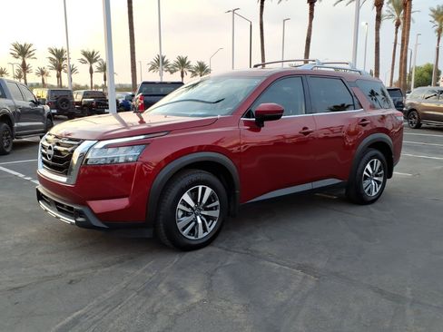 Used 2024 Nissan Pathfinder SL FWD image 8