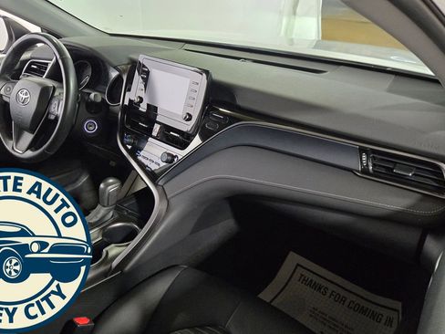 Used 2024 Toyota Camry SE image 30