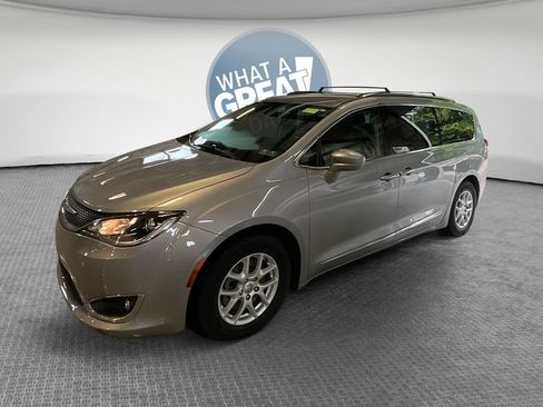 Used 2020 Chrysler Pacifica Touring-L FWD image 8