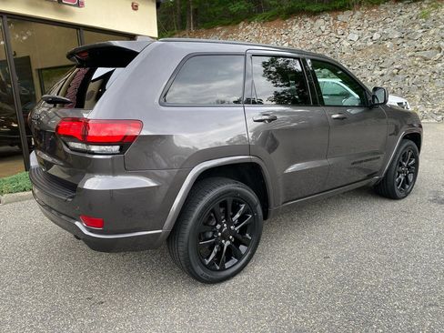 Used 2021 Jeep Grand Cherokee Laredo X AWD/4WD image 2