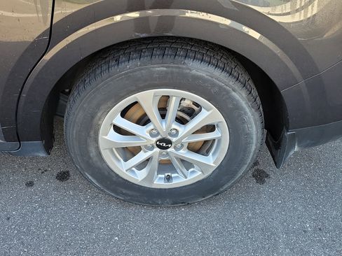 Used 2022 Kia Carnival LX image 39