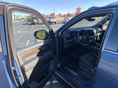 New 2026 Chevrolet Suburban High Country image 9