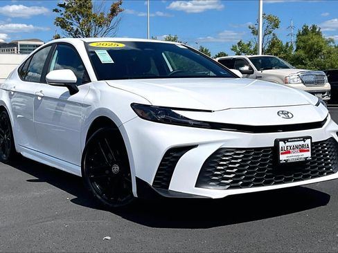 Used 2025 Toyota Camry SE w/ Convenience Package AWD/4WD image 2