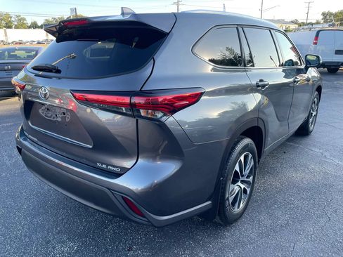 Used 2020 Toyota Highlander XLE AWD/4WD image 5