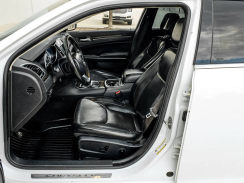 Used 2020 Chrysler 300 Limited RWD image 4