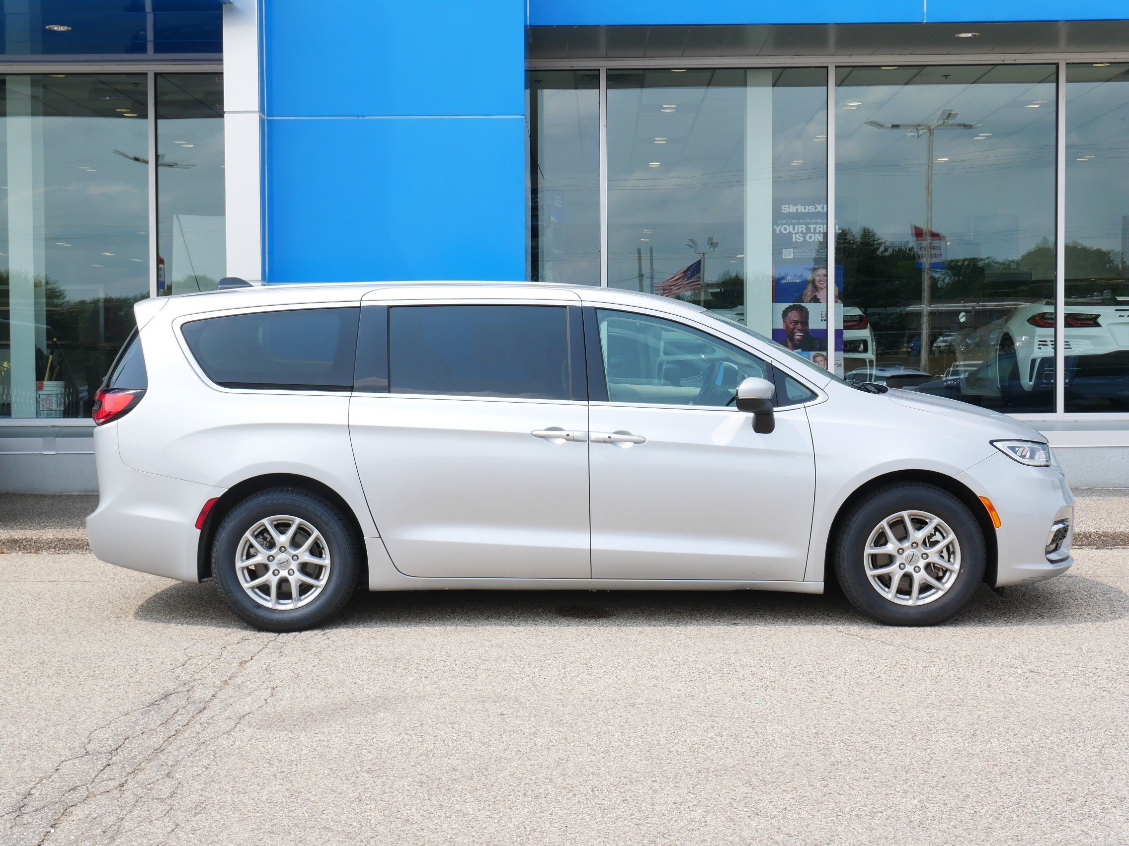 Used 2023 Chrysler Pacifica Touring-L FWD image 2