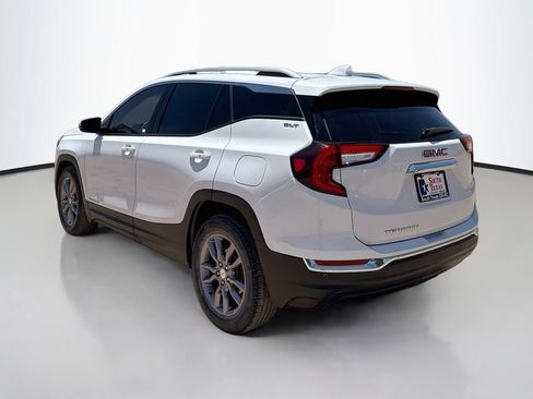 Used 2022 GMC Terrain SLT w/ Tech Package FWD image 5