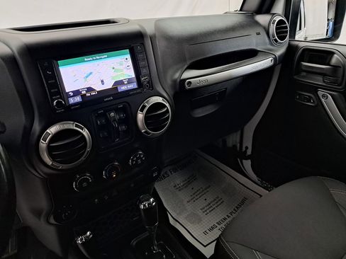 Used 2018 Jeep Wrangler Unlimited Sahara image 15