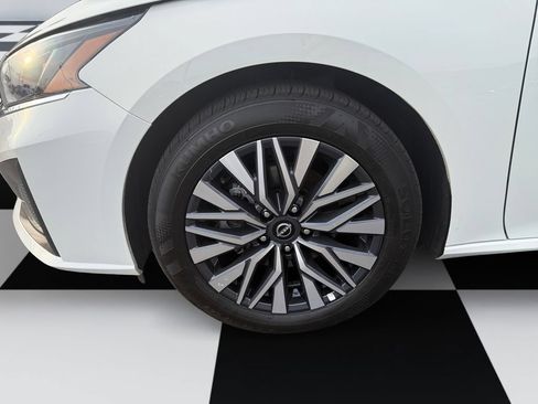 Used 2025 Nissan Altima 2.5 SV FWD image 14