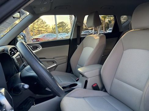 Certified 2022 Kia Soul LX w/ Technology Package image 4