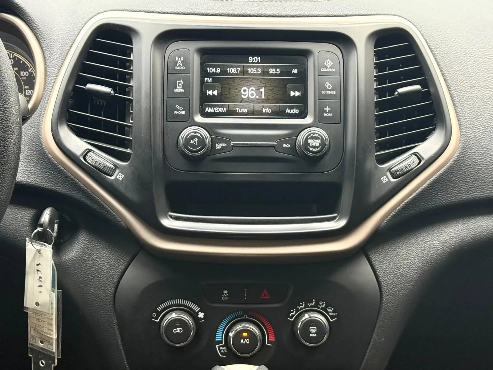 Used 2014 Jeep Cherokee Sport FWD image 12
