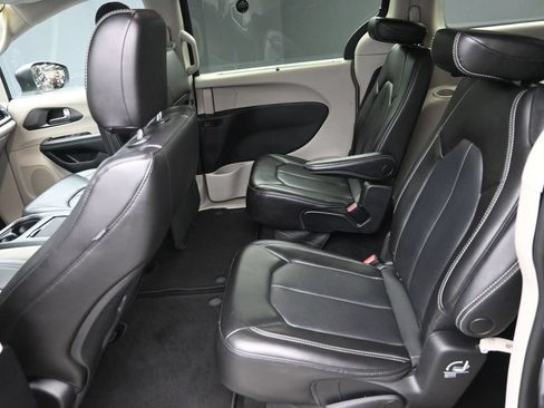 Used 2023 Chrysler Pacifica Touring-L FWD image 13