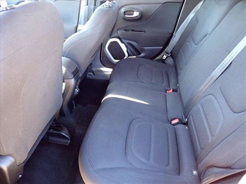 Used 2018 Jeep Renegade Latitude FWD image 9
