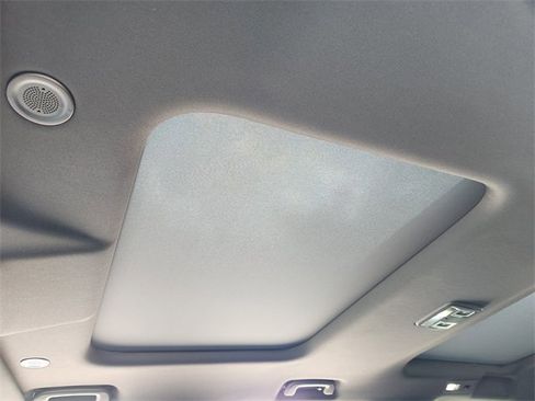 Used 2025 Land Rover Discovery S image 17