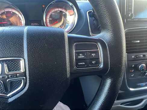 Used 2019 Dodge Grand Caravan SE w/ UConnect Hands-Free Group image 16