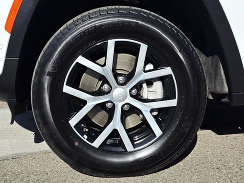 Certified 2024 Jeep Grand Cherokee L Limited w/ Luxury Tech Group II image 9