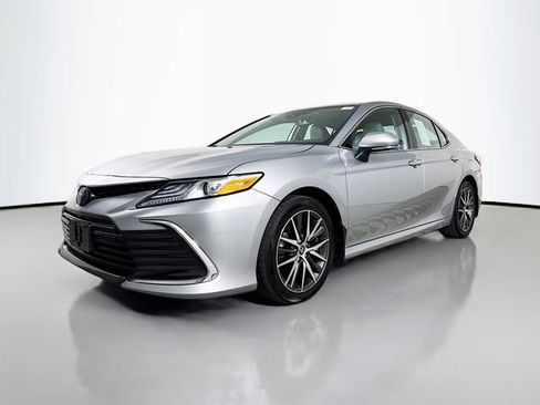 Used 2022 Toyota Camry XLE w/ Cold Weather Package image 3
