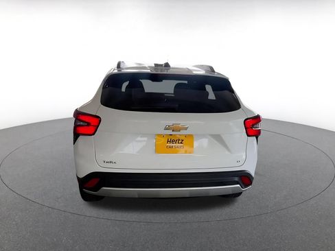 Used 2025 Chevrolet Trax LT FWD image 12