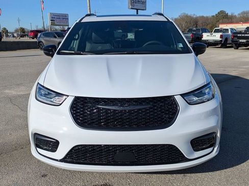 New 2026 Chrysler Pacifica Limited w/ Uconnect Theater Family Group image 8