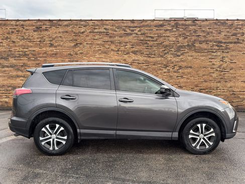 Used 2018 Toyota RAV4 LE FWD image 9