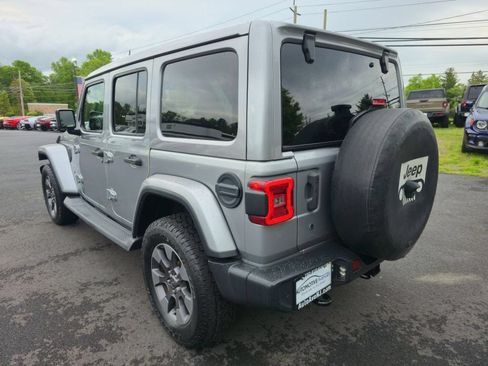 Used 2018 Jeep Wrangler Unlimited Sahara AWD/4WD image 9