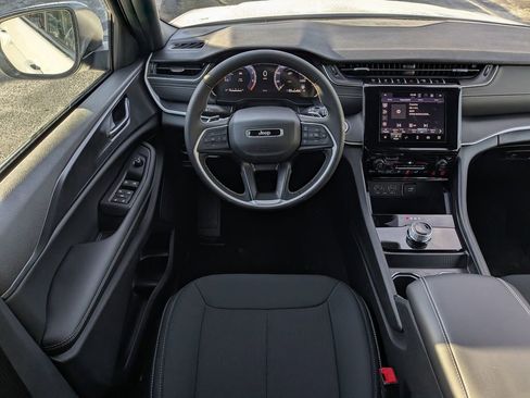 Used 2025 Jeep Grand Cherokee Laredo X w/ Trailer Tow Package image 15